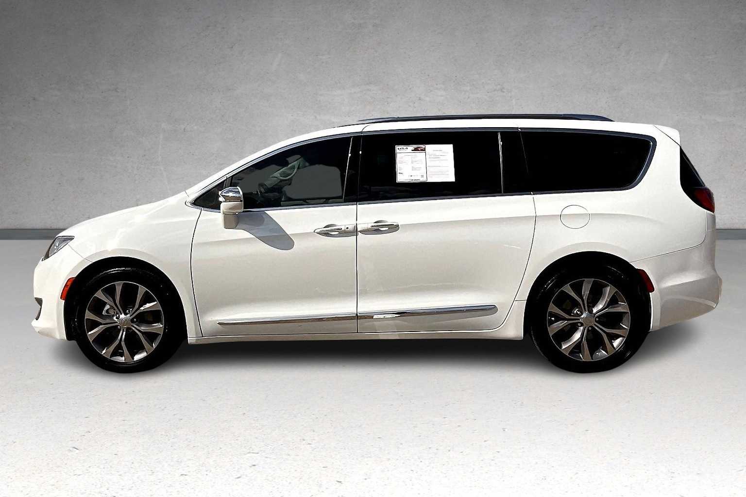 2019 Chrysler Pacifica Limited photo 3