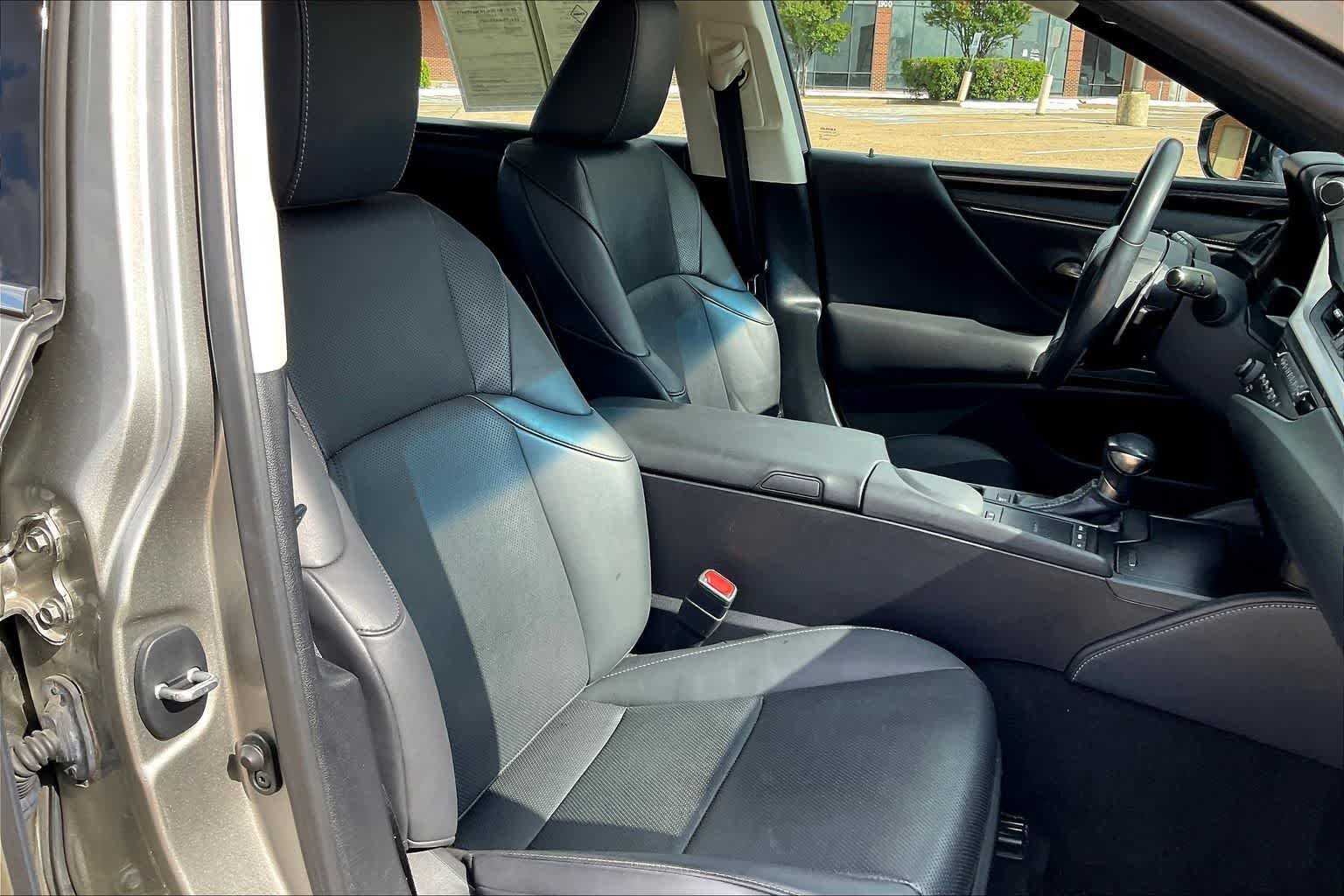 Thumbnail: 2020 Lexus ES - 13