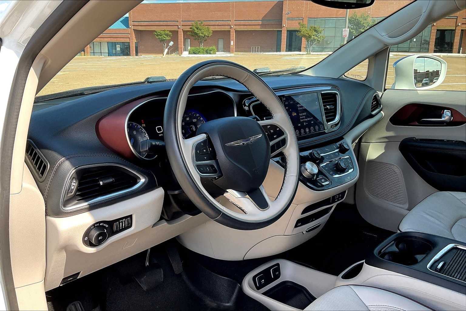 2019 Chrysler Pacifica Limited photo 2