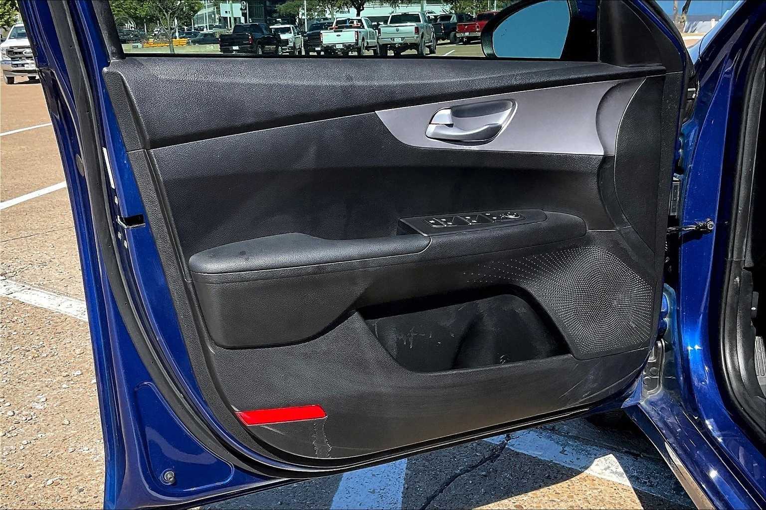 Thumbnail: 2023 Kia Forte - 26