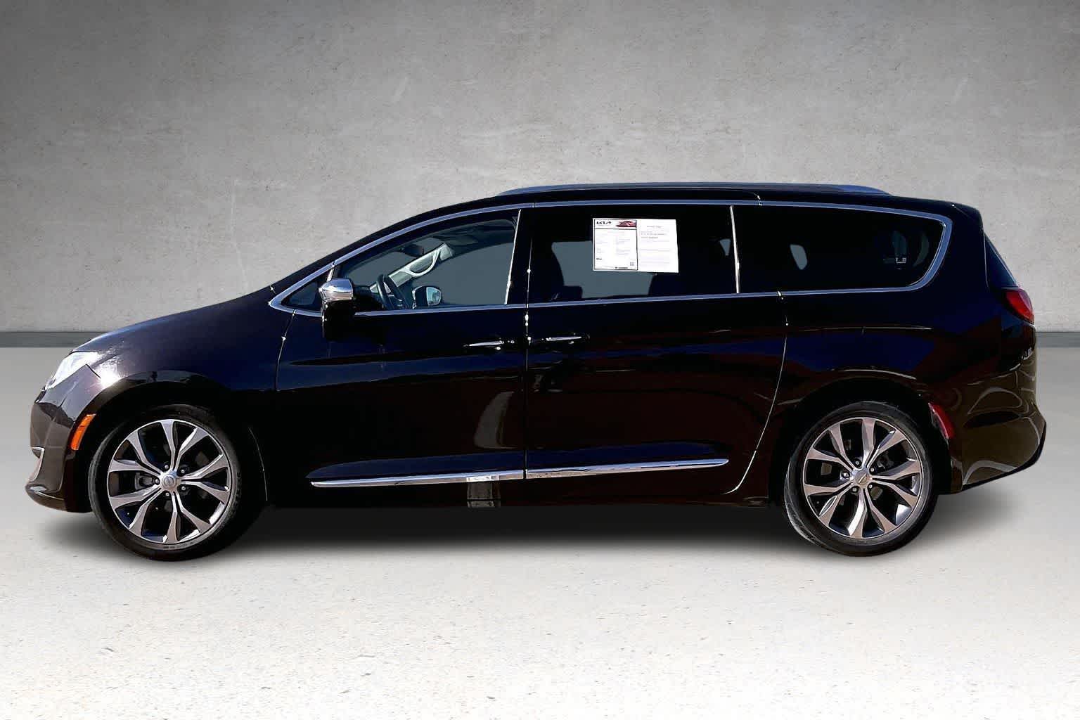 Thumbnail: 2017 Chrysler Pacifica - 3