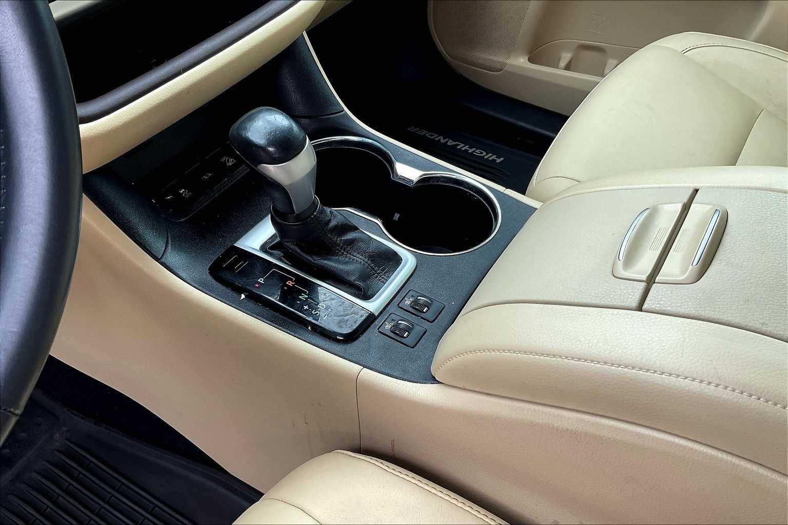 Thumbnail: 2016 Toyota Highlander - 16