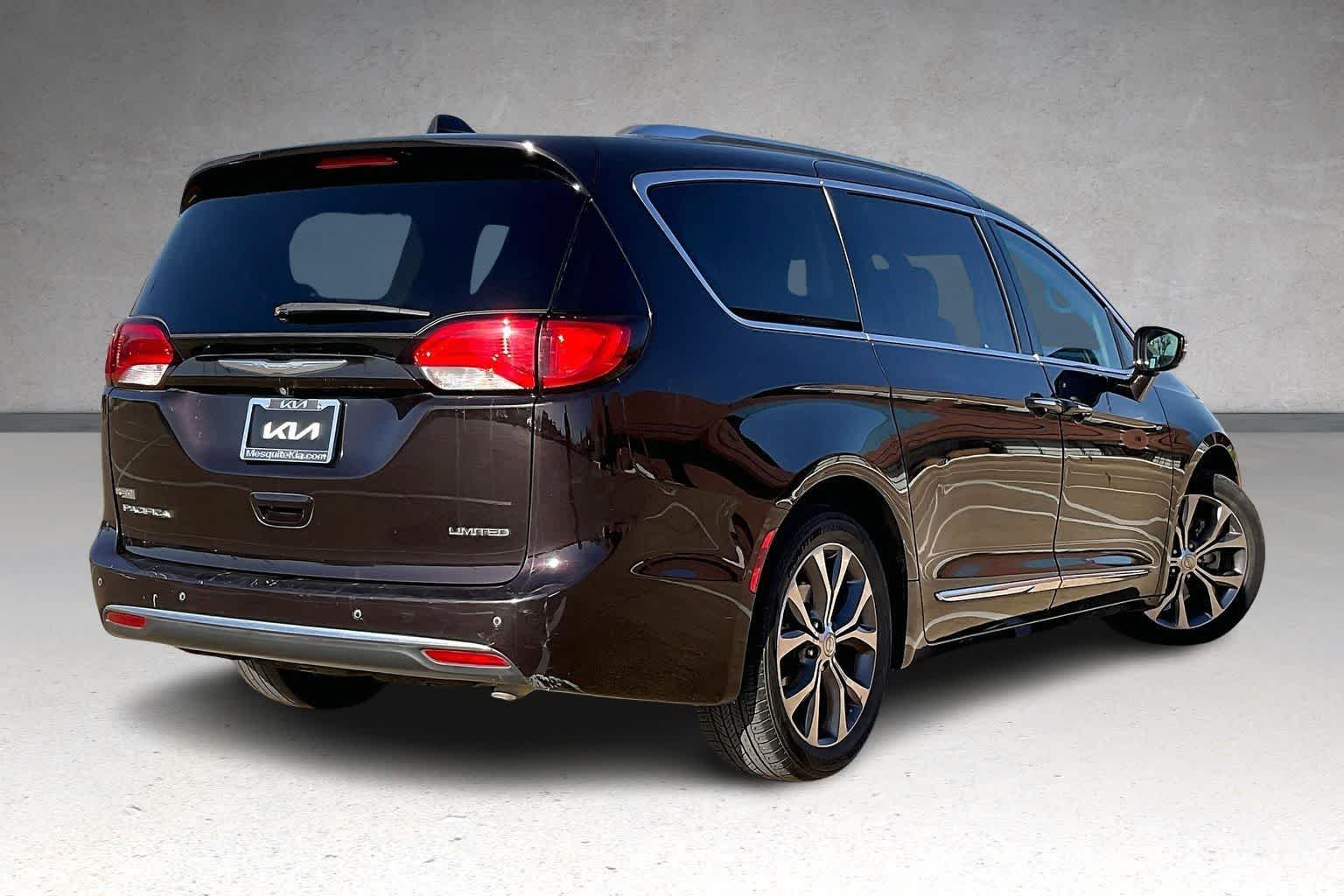 Thumbnail: 2017 Chrysler Pacifica - 22