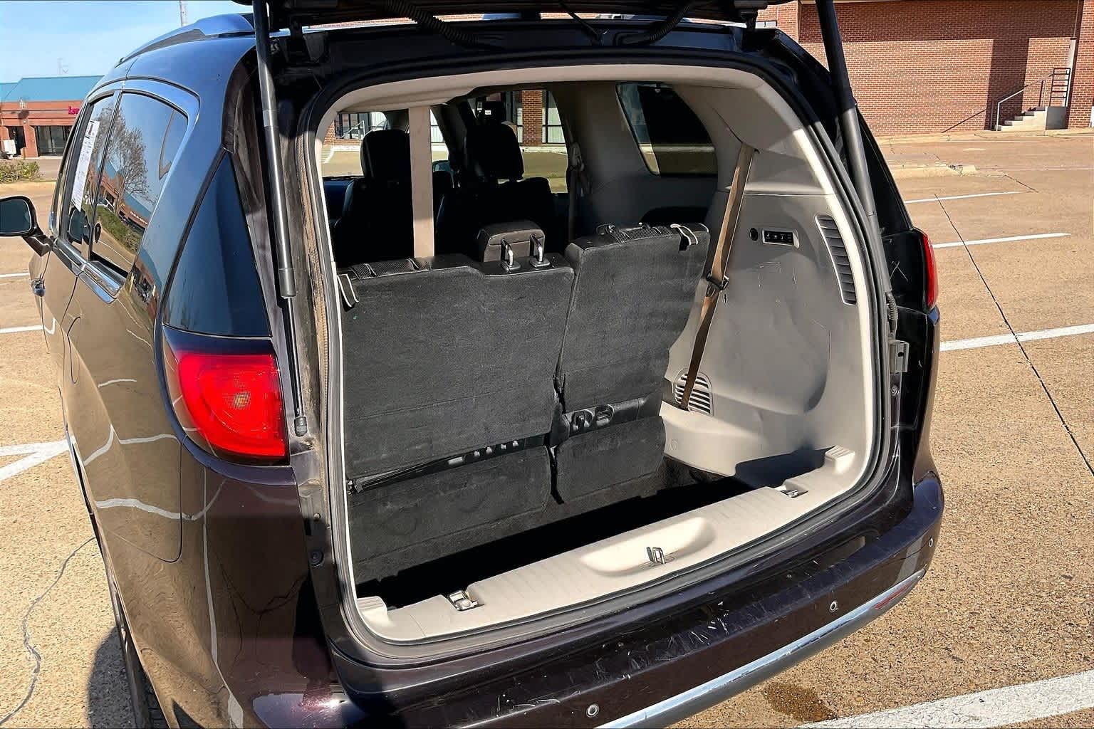 Thumbnail: 2017 Chrysler Pacifica - 18