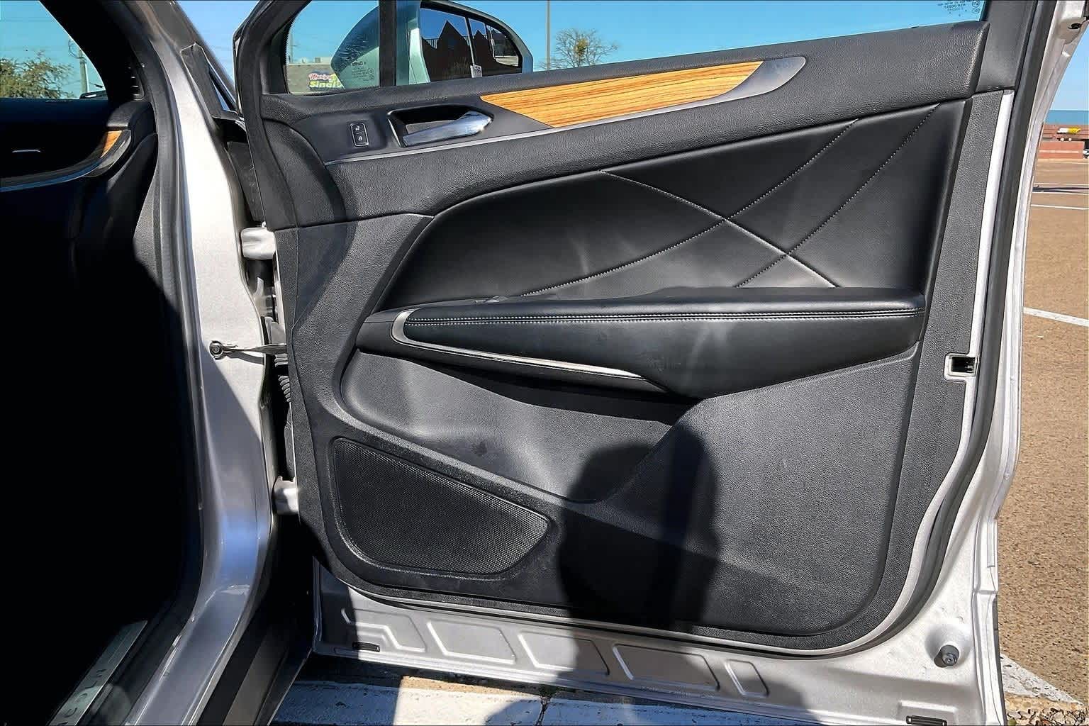 Thumbnail: 2015 Lincoln MKC - 28