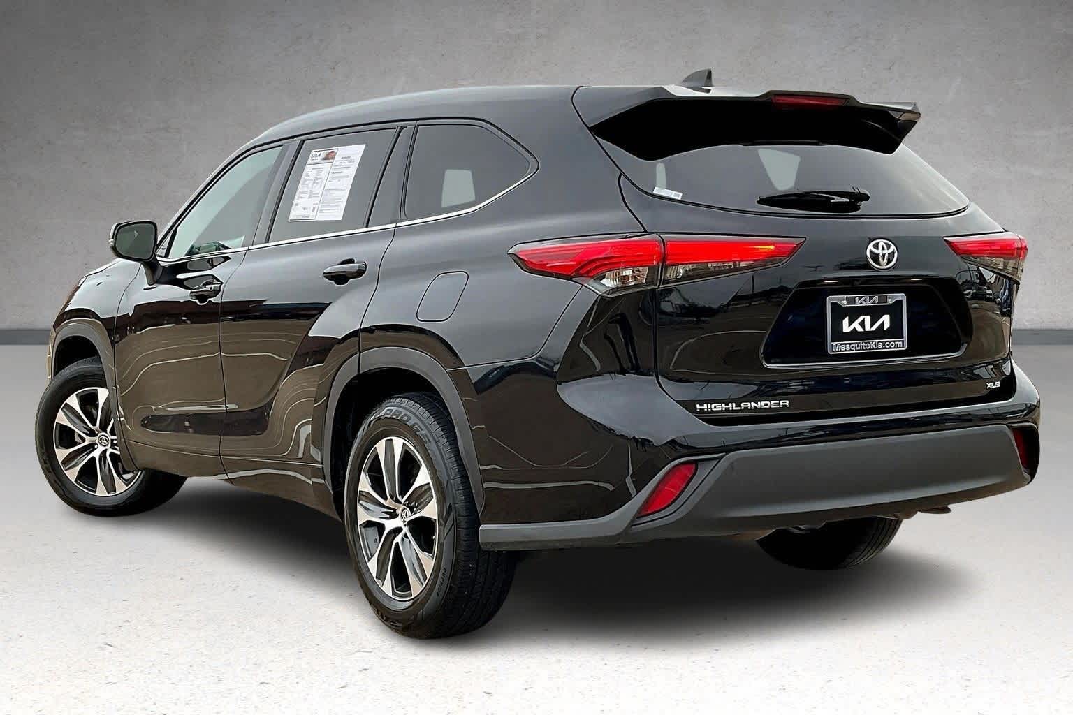 2021 Toyota Highlander XLE photo 3