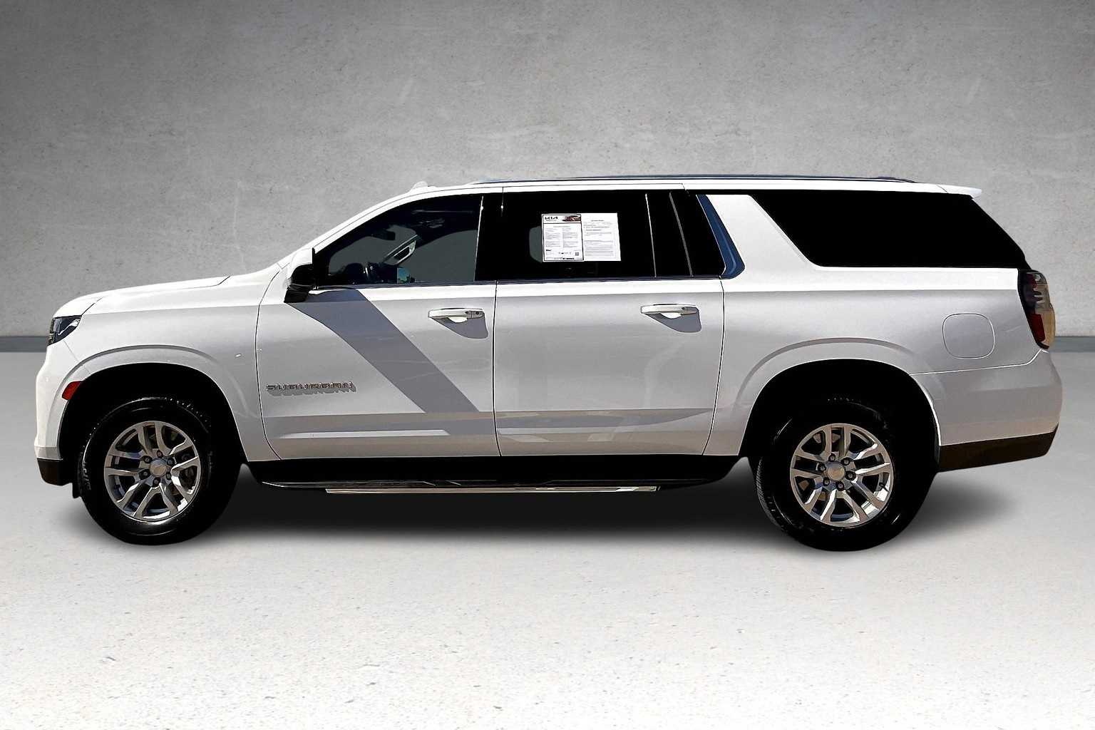 2023 Chevrolet Suburban LT photo 3