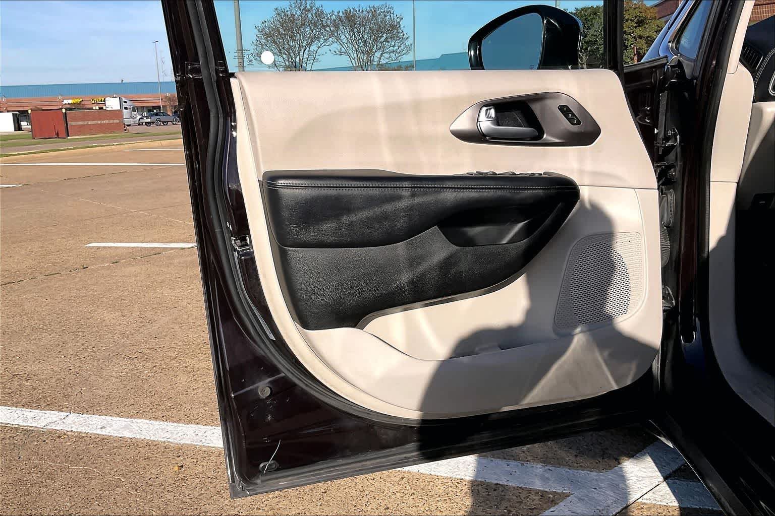 Thumbnail: 2017 Chrysler Pacifica - 27