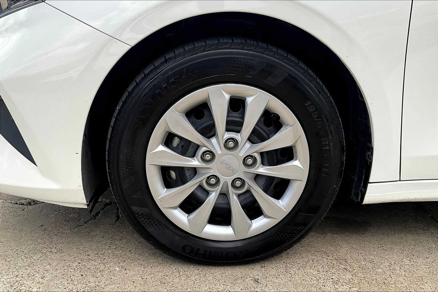 Thumbnail: 2024 Kia Forte - 8