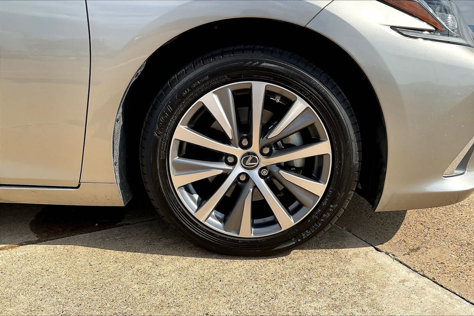 Thumbnail: 2020 Lexus ES - 8