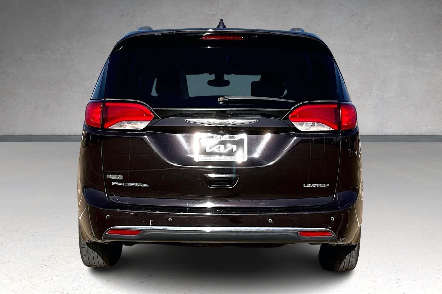 Thumbnail: 2017 Chrysler Pacifica - 5