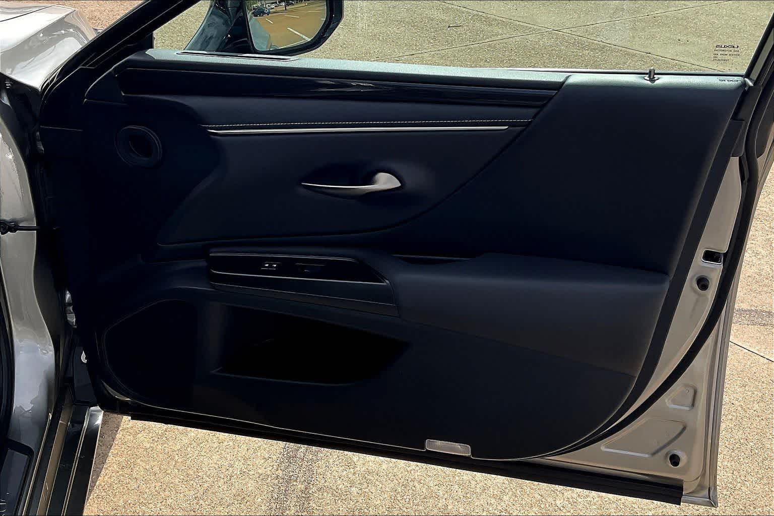 Thumbnail: 2020 Lexus ES - 28