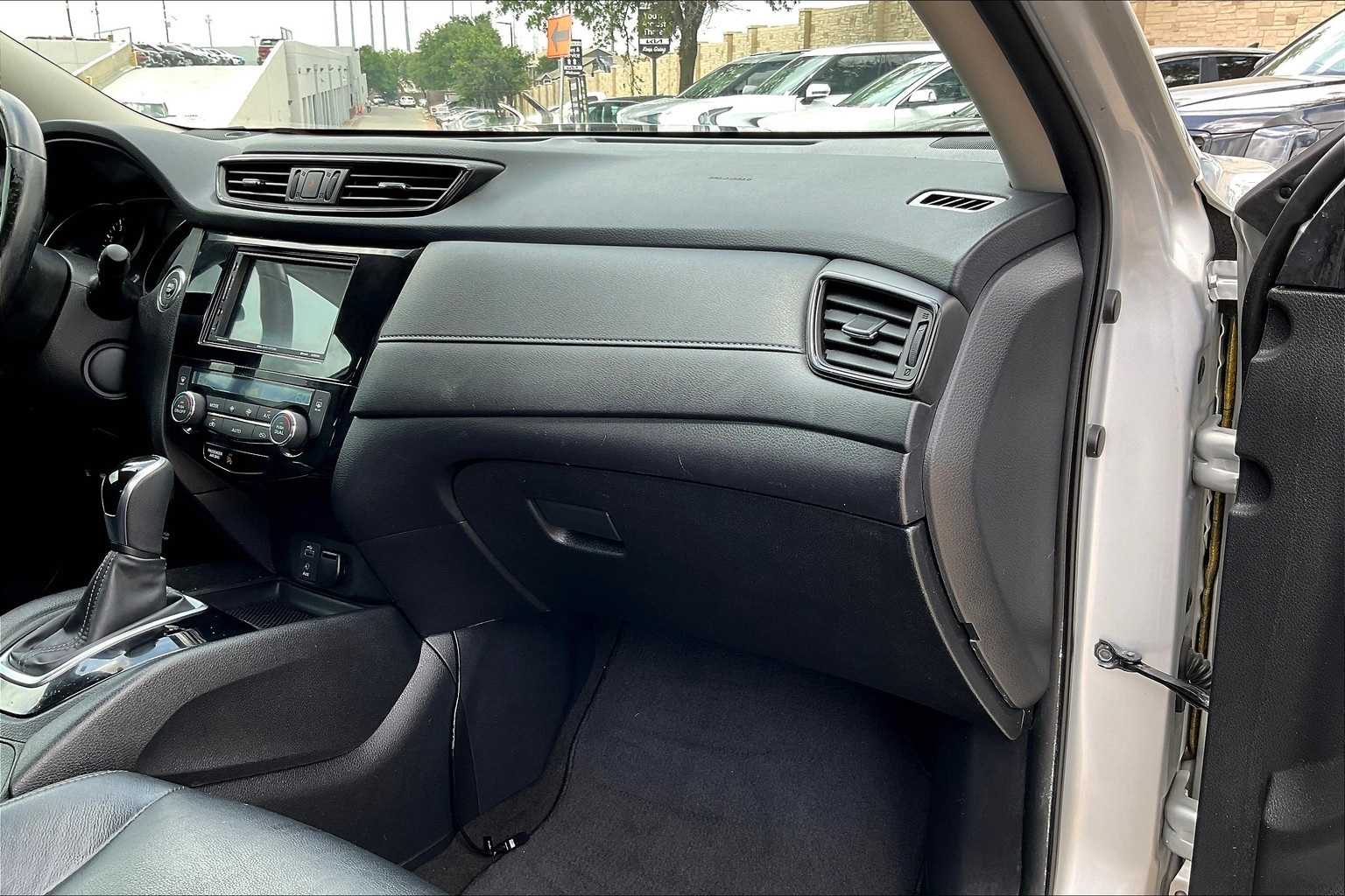 Thumbnail: 2017 Nissan Rogue - 23