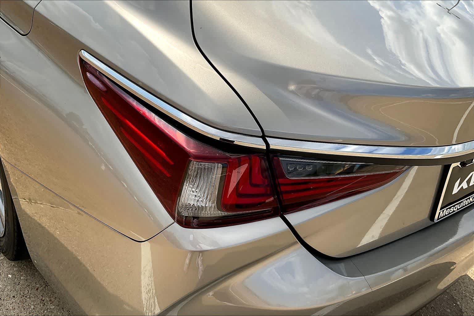 Thumbnail: 2020 Lexus ES - 32