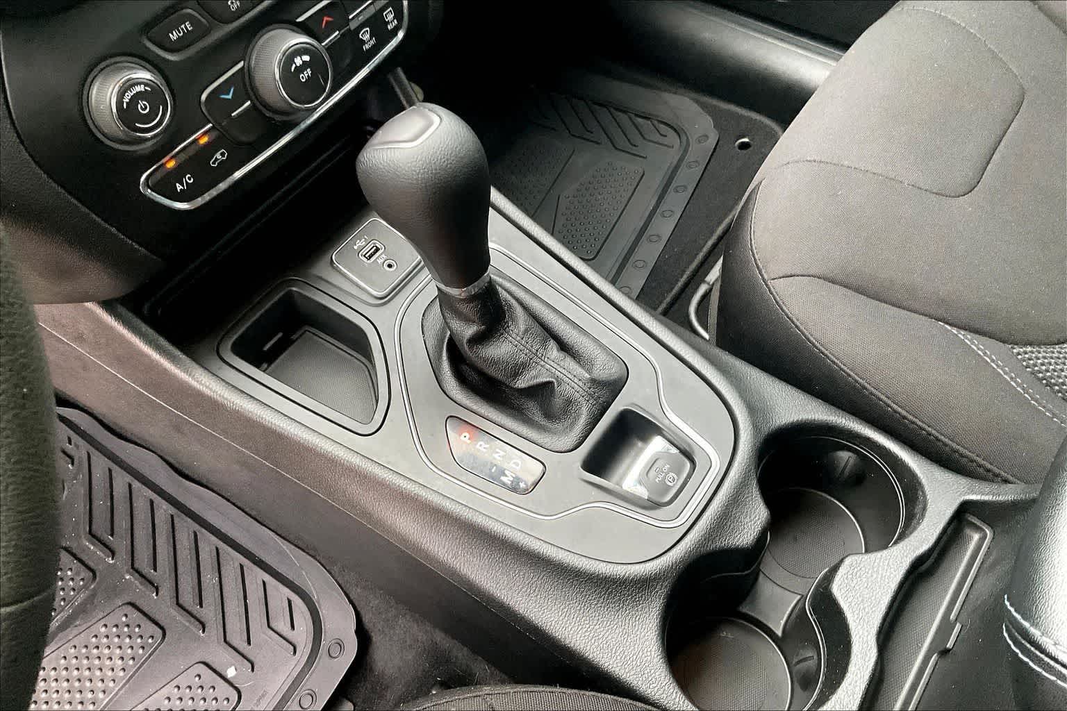 Thumbnail: 2021 Jeep Cherokee - 16