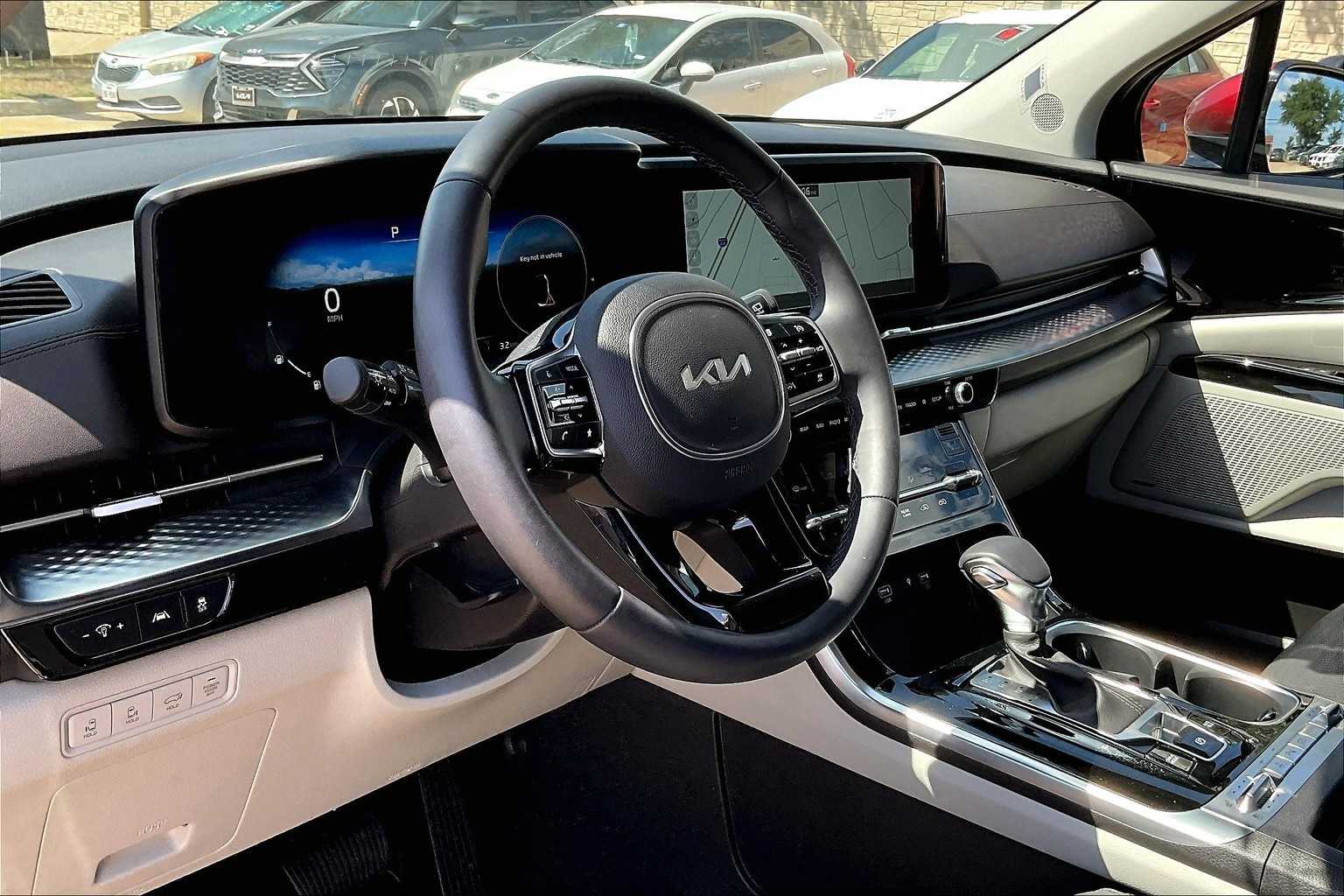 2023 Kia Carnival SX Prestige photo 2