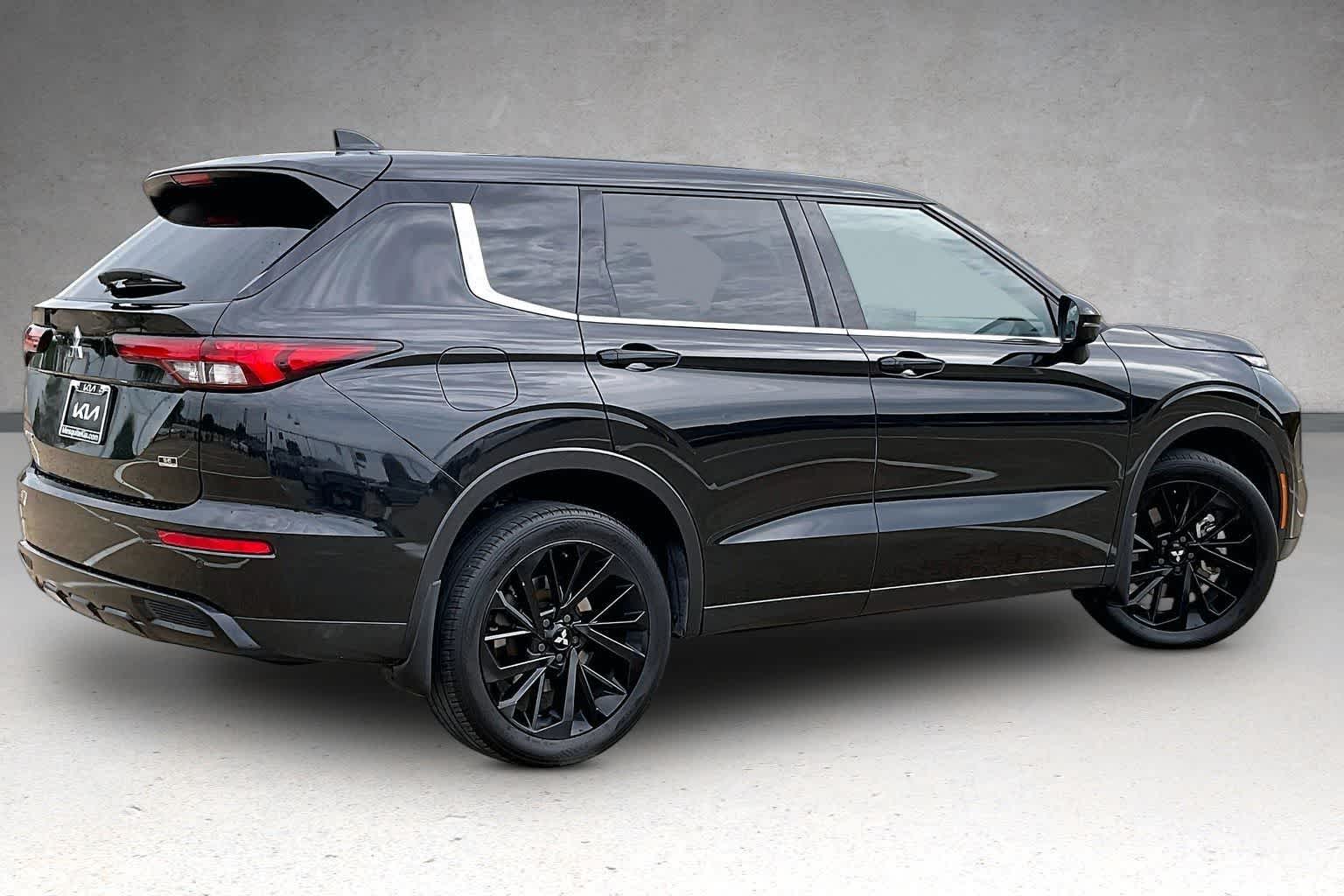 Thumbnail: 2023 Mitsubishi Outlander - 22