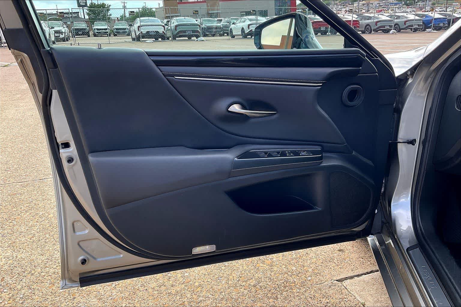 Thumbnail: 2020 Lexus ES - 27