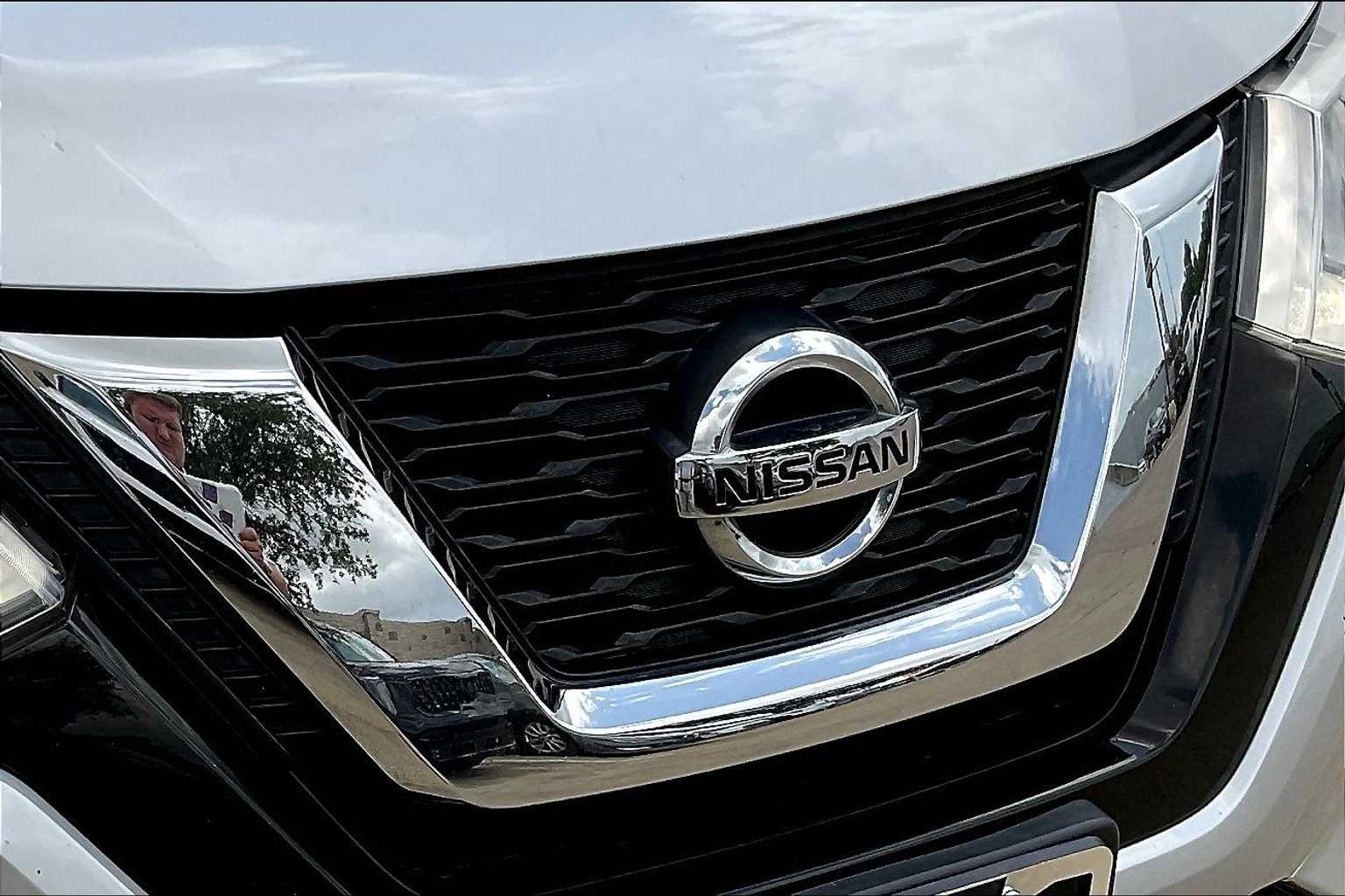 Thumbnail: 2017 Nissan Rogue - 32