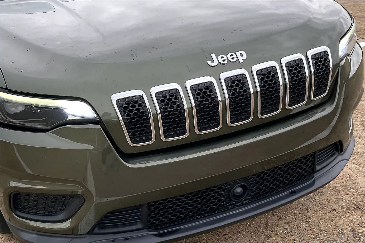 Thumbnail: 2021 Jeep Cherokee - 32