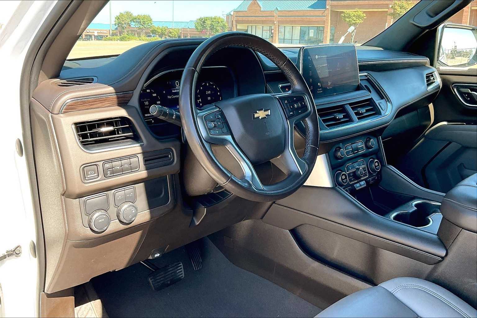 2023 Chevrolet Suburban LT photo 2