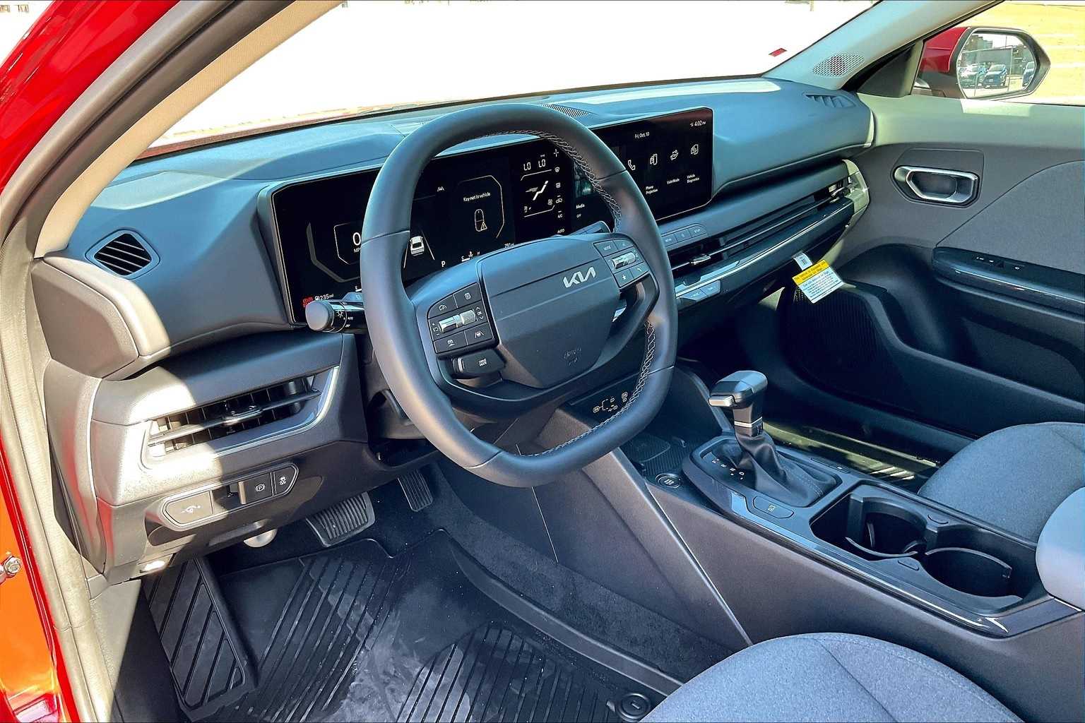 2025 Kia K4 EX photo 2
