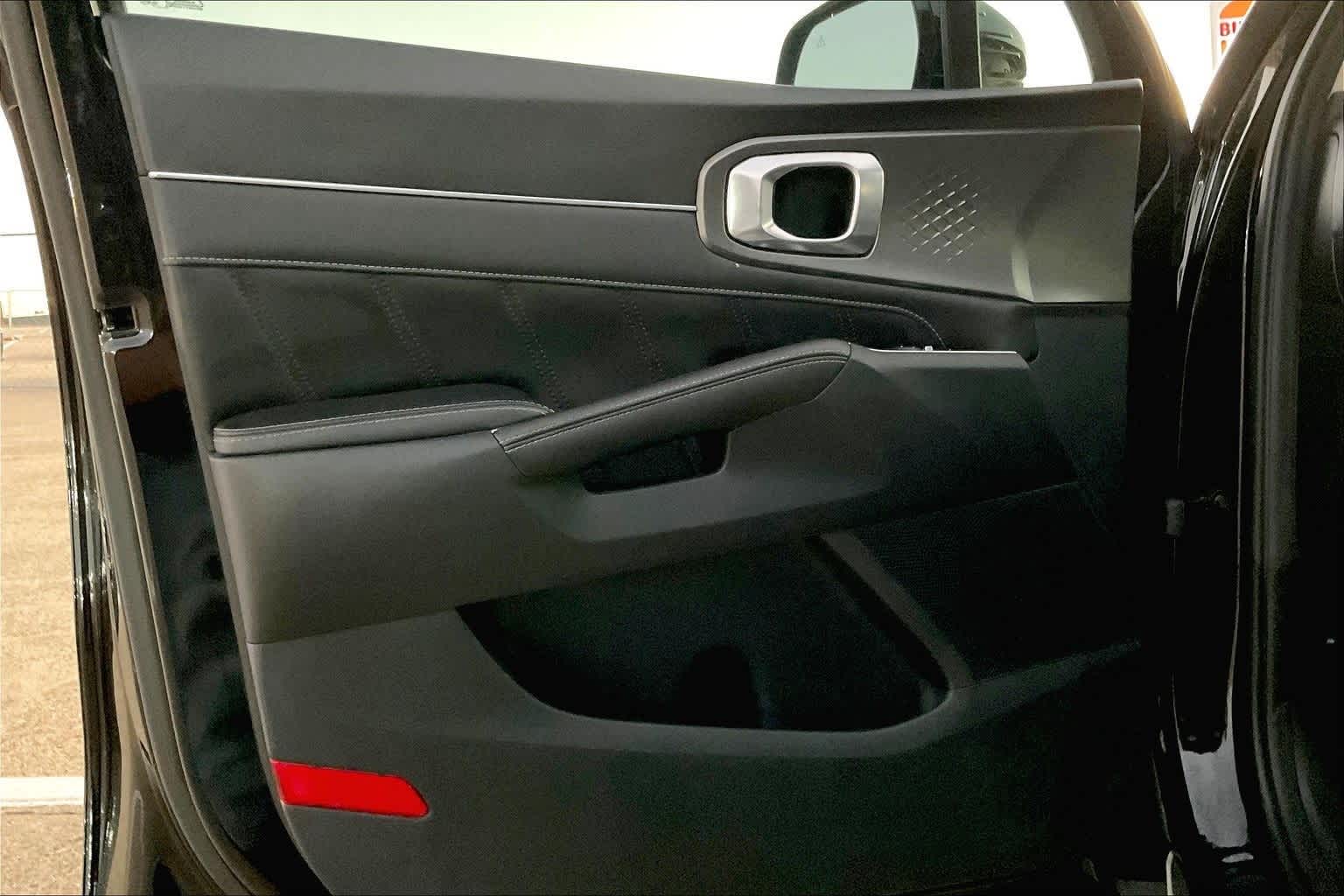 Thumbnail: 2023 Kia Sorento - 25