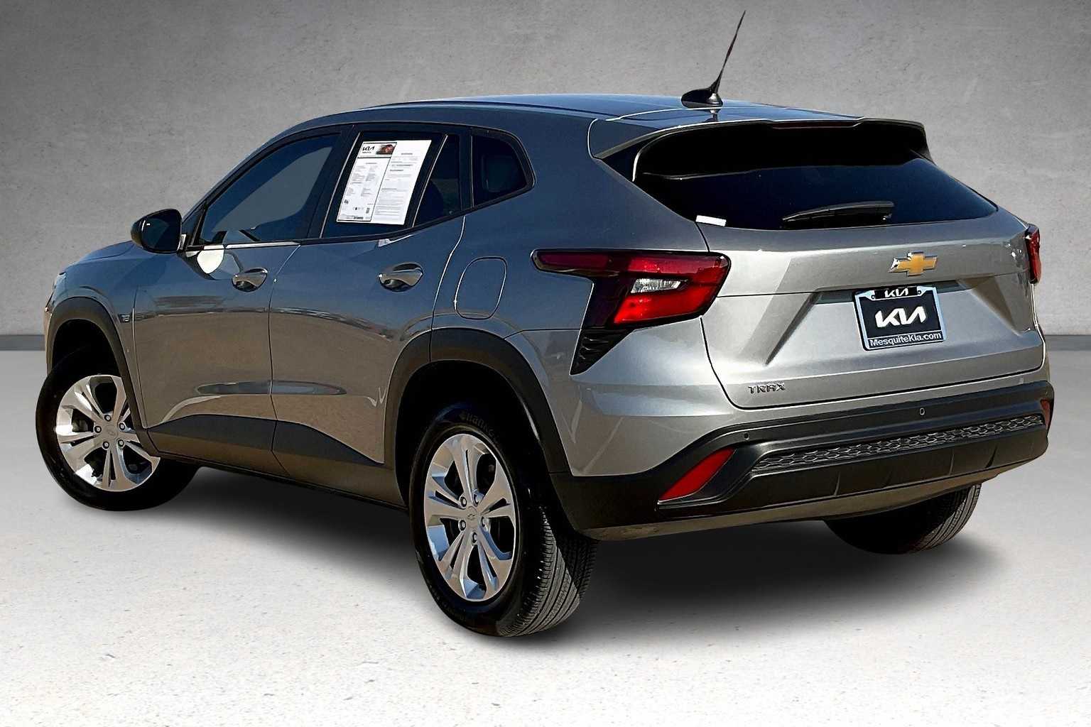 2025 Chevrolet Trax LS photo 4