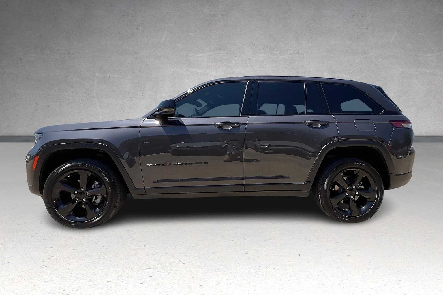Thumbnail: 2023 Jeep Grand Cherokee - 3
