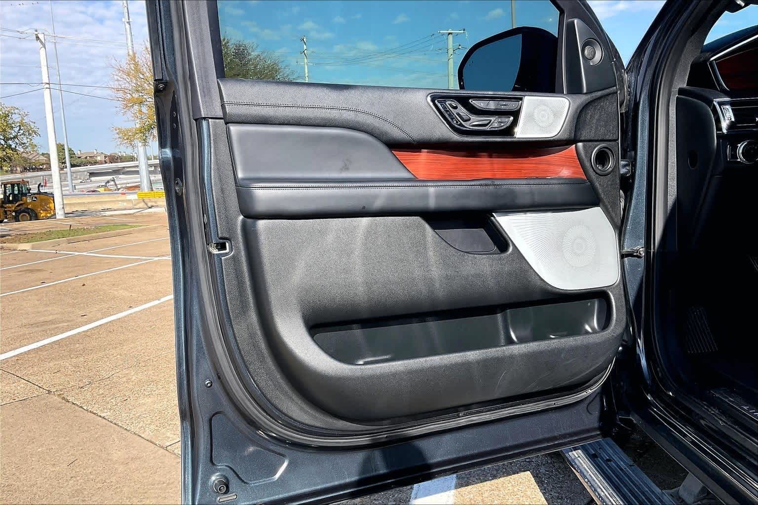 Thumbnail: 2021 Lincoln Navigator - 26