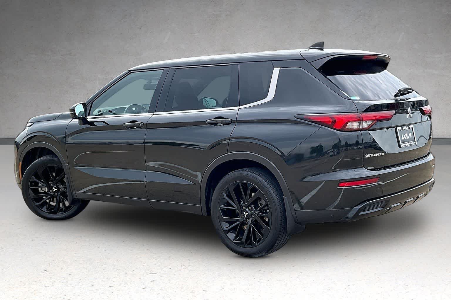 Thumbnail: 2023 Mitsubishi Outlander - 4
