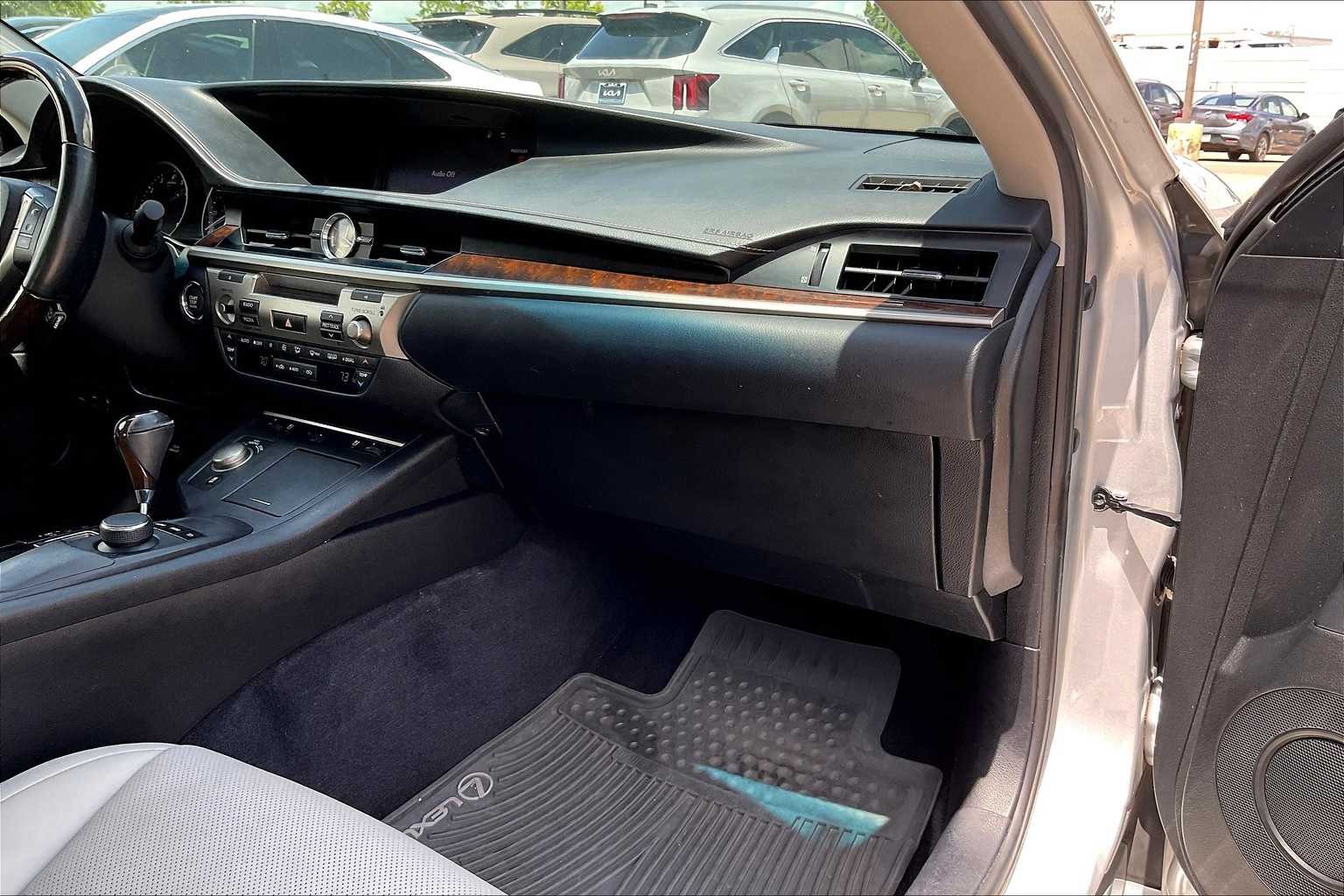 Thumbnail: 2015 Lexus ES - 23