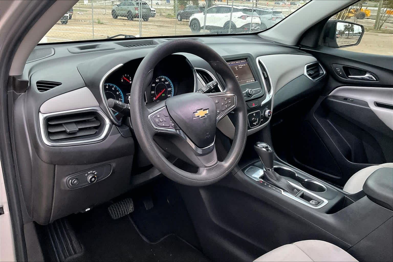 2021 Chevrolet Equinox LS photo 2