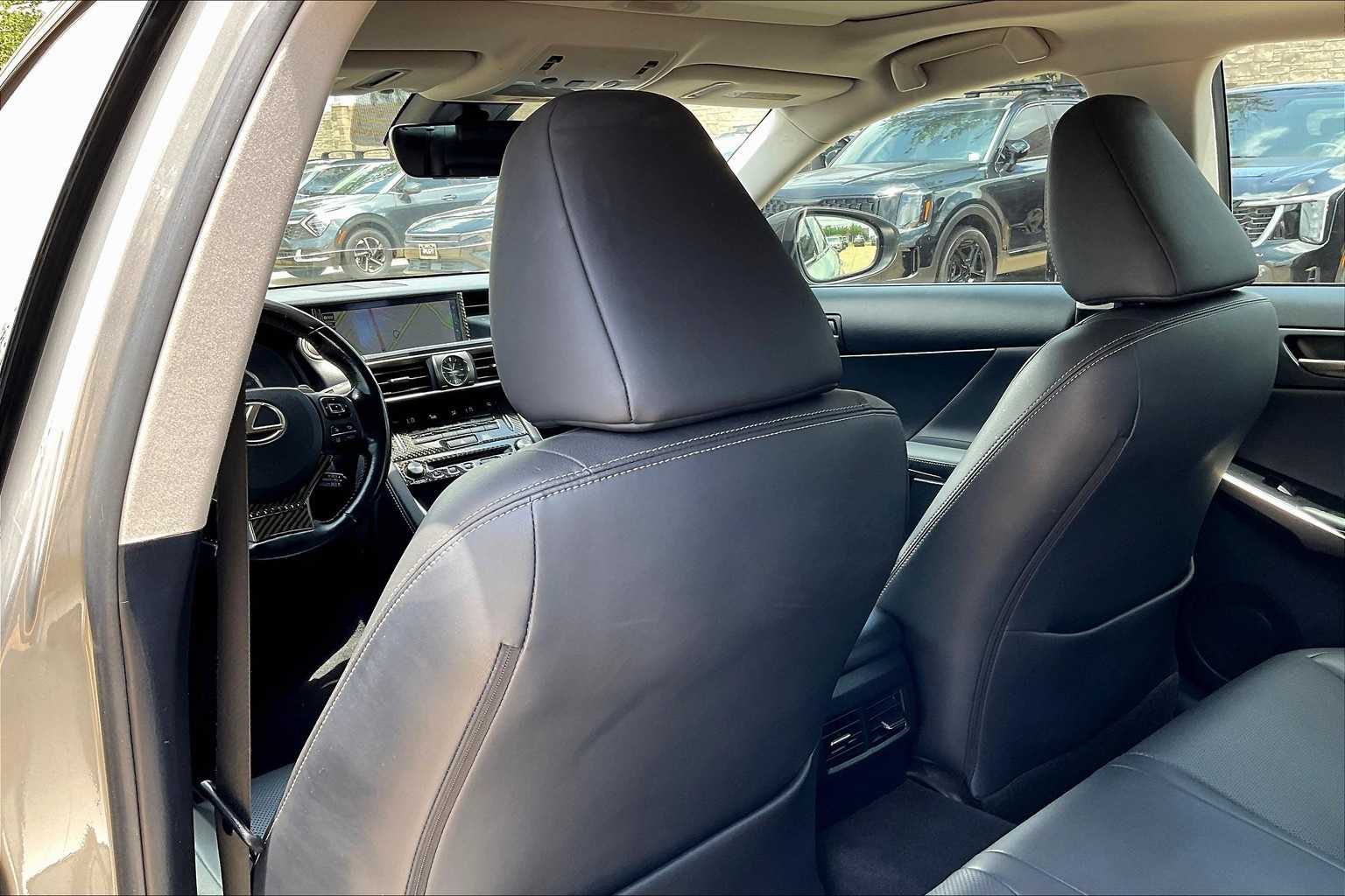 2017 Lexus IS 300 11