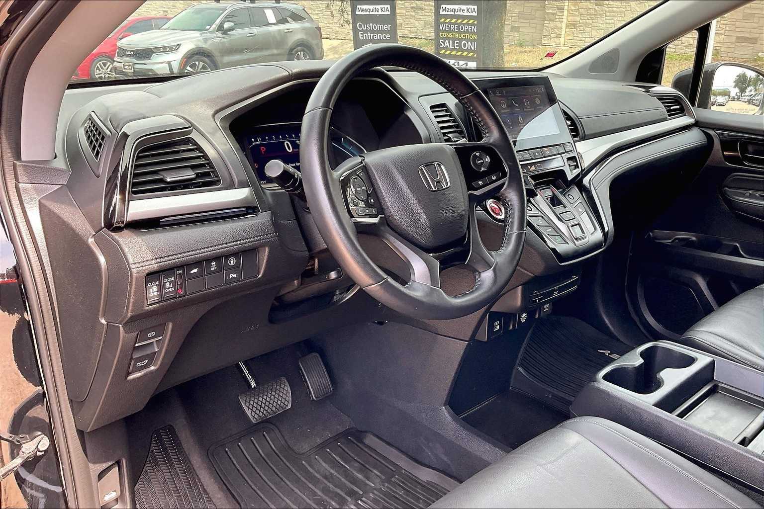 2023 Honda Odyssey Touring photo 2