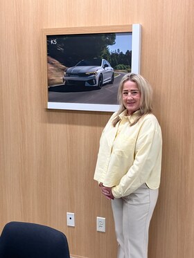 Staff member Karen Holland from ID_6f7ecc964fba