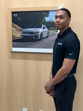 Staff member Christopher Murphy from ID_b0f839433a06