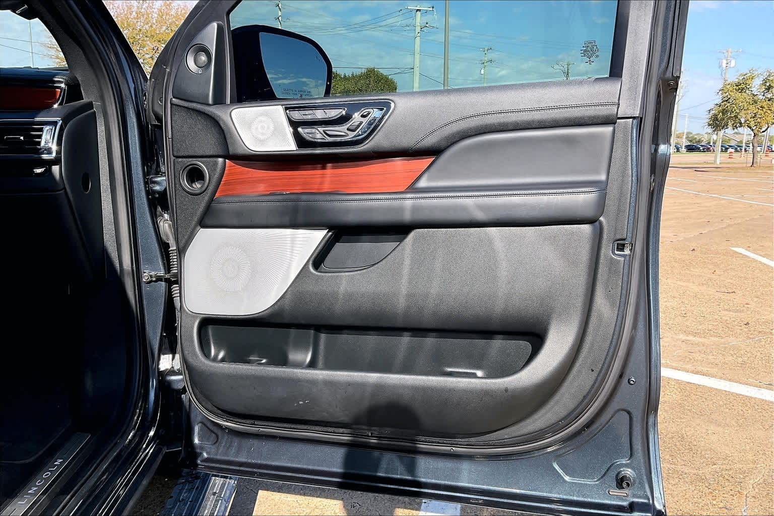 Thumbnail: 2021 Lincoln Navigator - 27