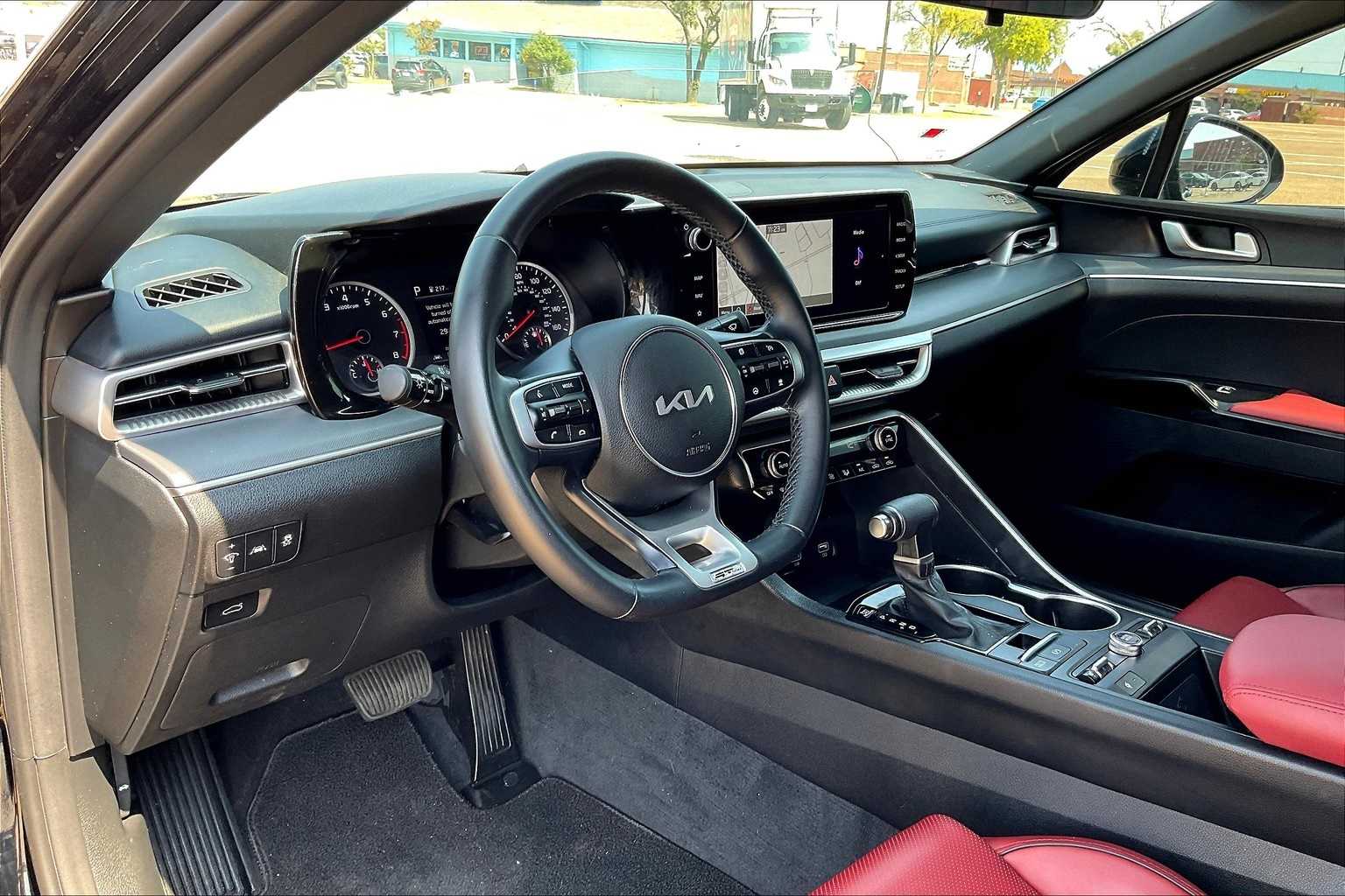 2024 Kia K5 GT-Line photo 2