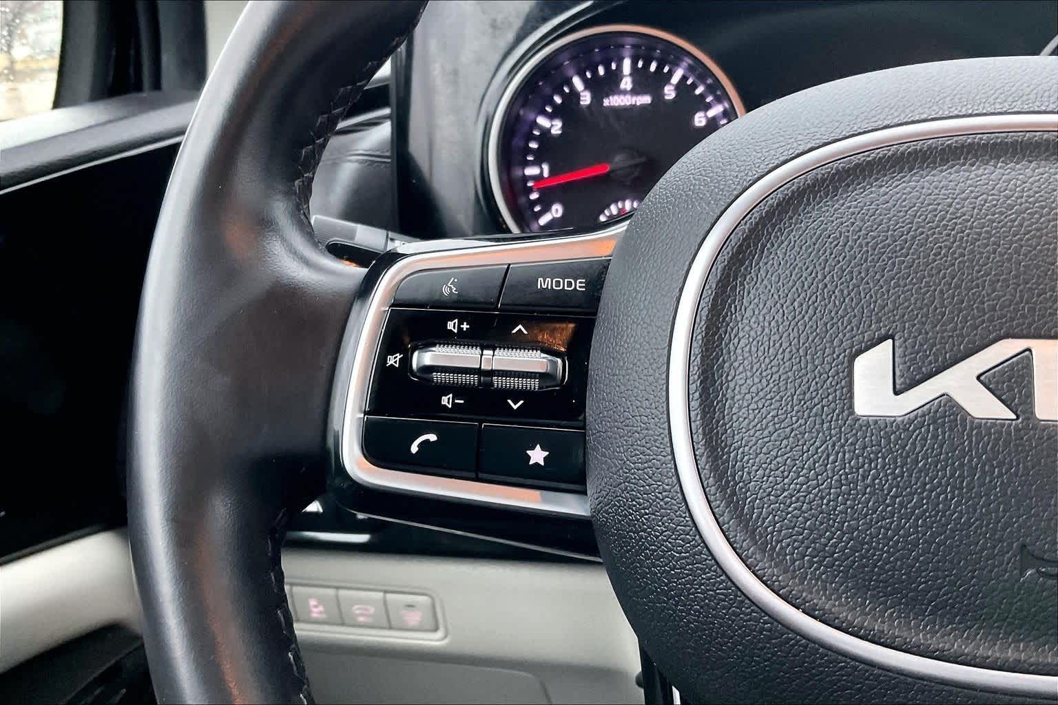 Thumbnail: 2022 Kia Carnival - 23