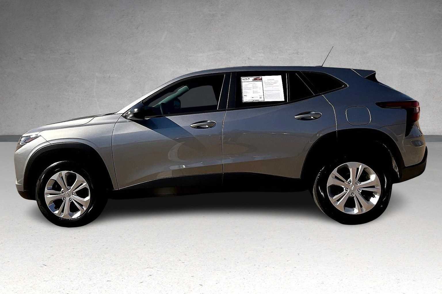 2025 Chevrolet Trax LS photo 3