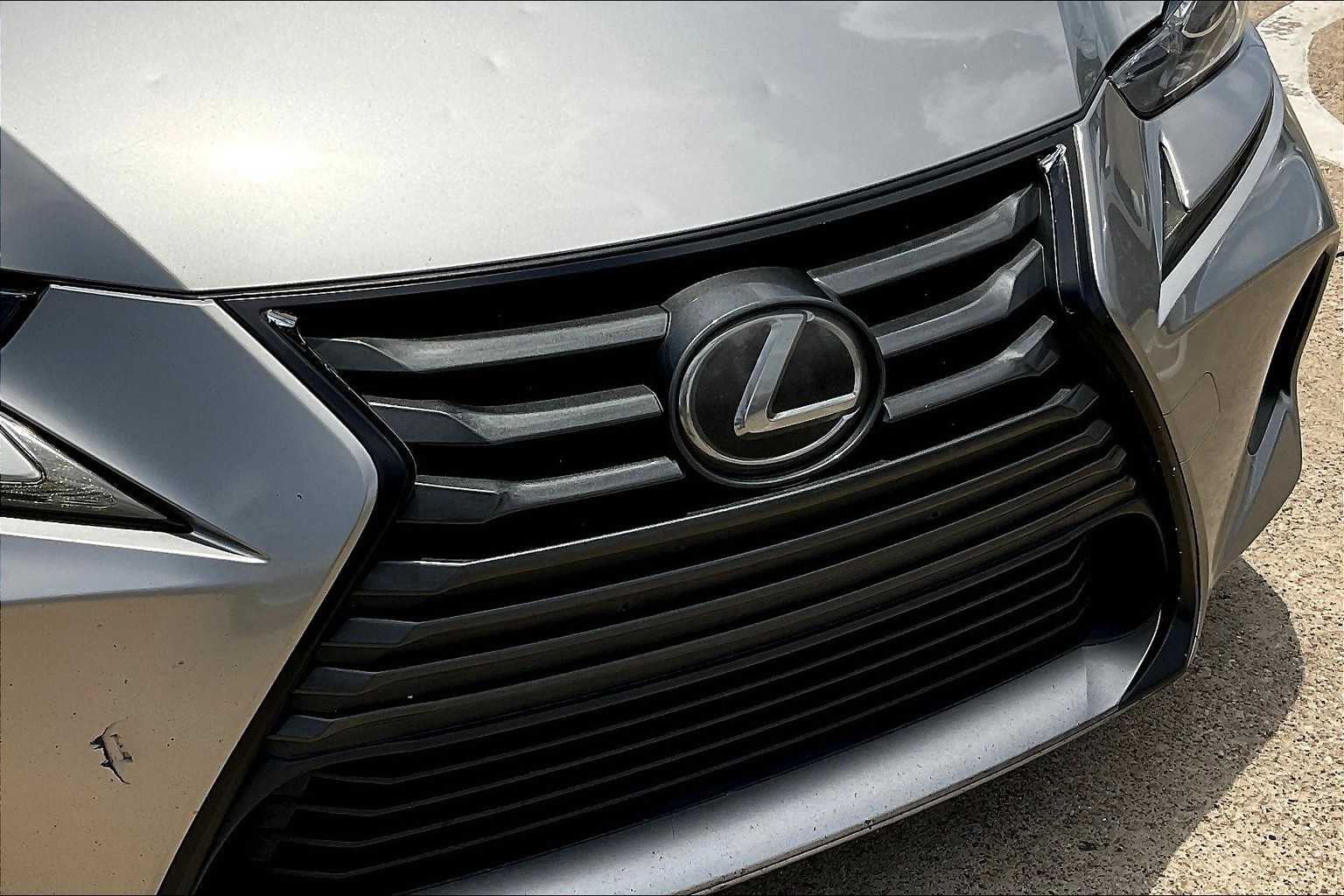 2017 Lexus IS 300 32