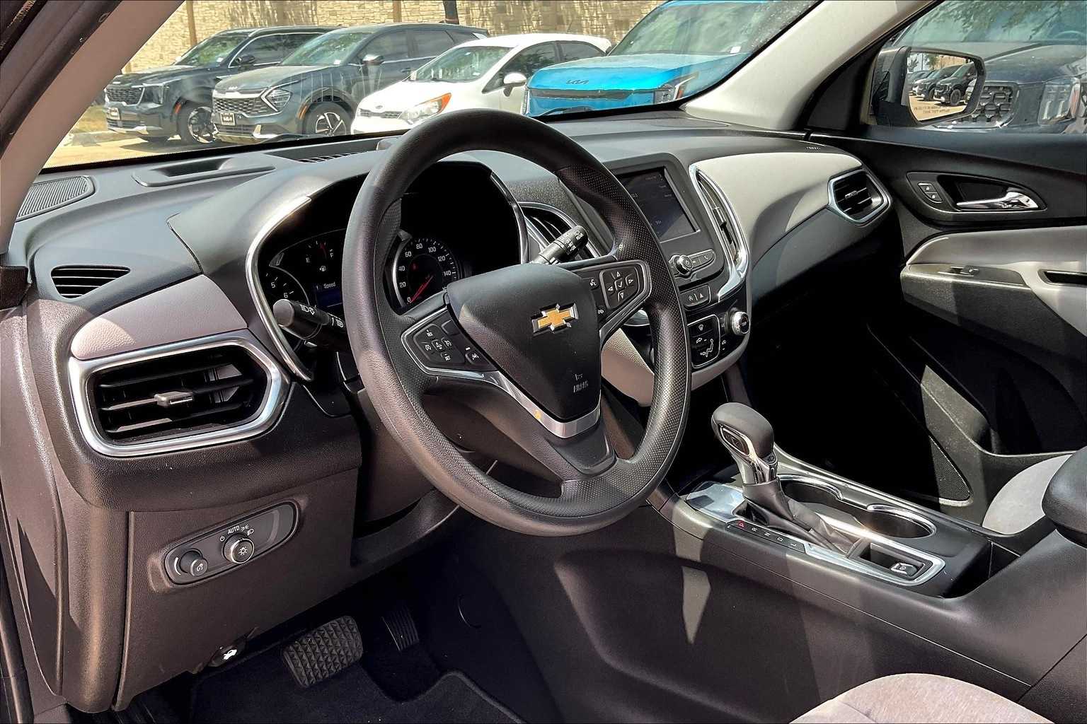 2022 Chevrolet Equinox LS photo 2