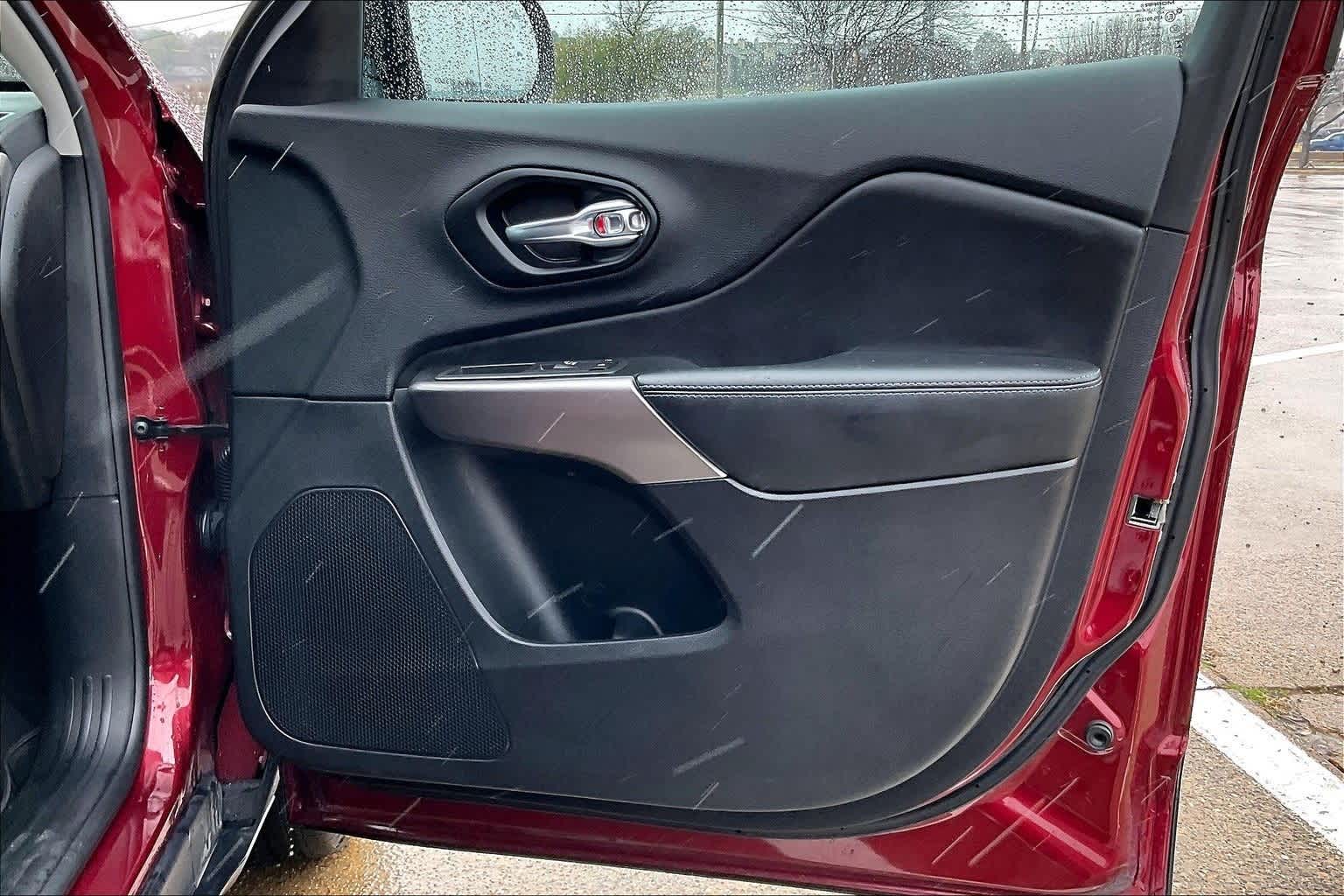 Thumbnail: 2021 Jeep Cherokee - 28