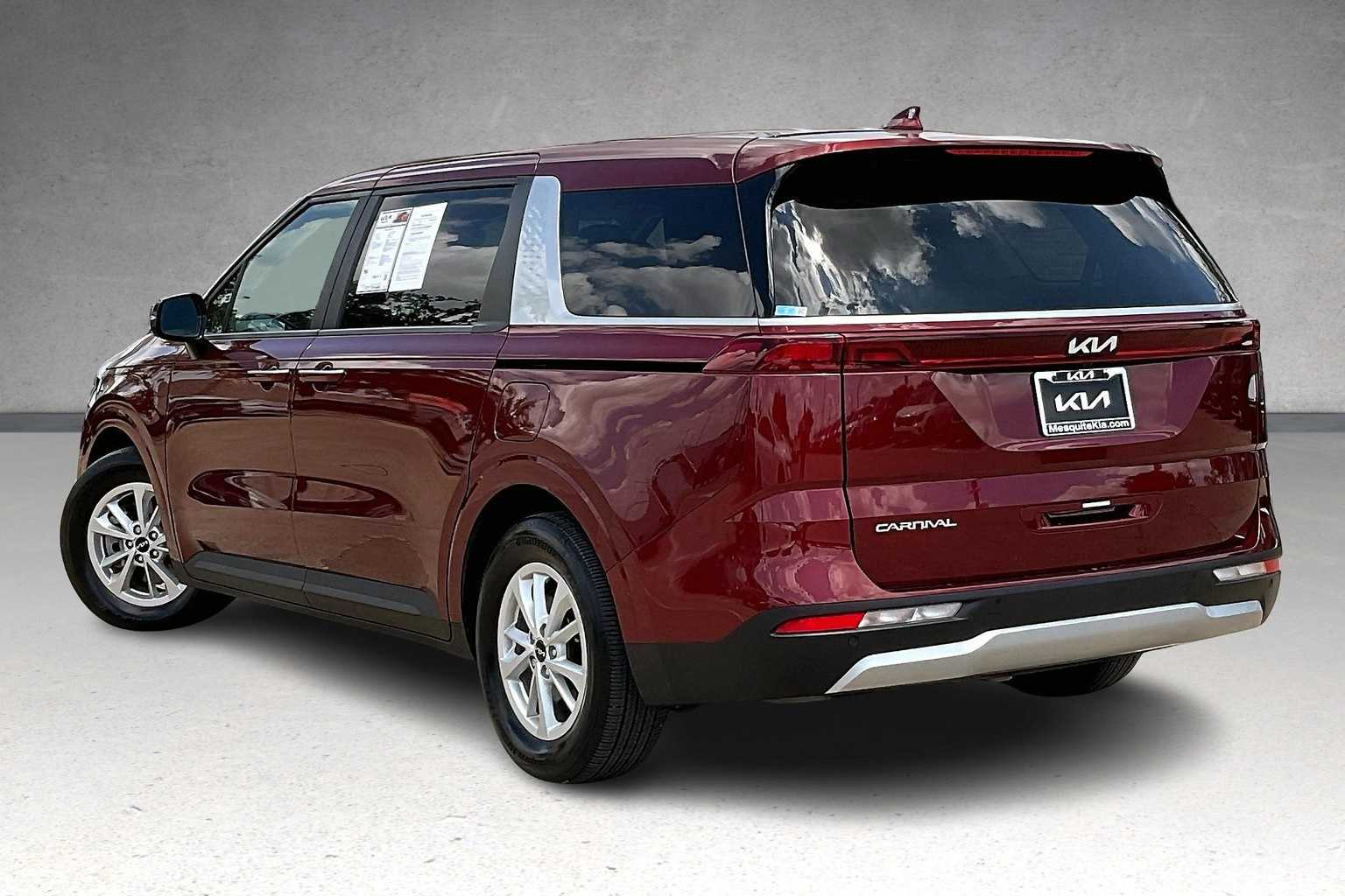 2024 Kia Carnival LX photo 4