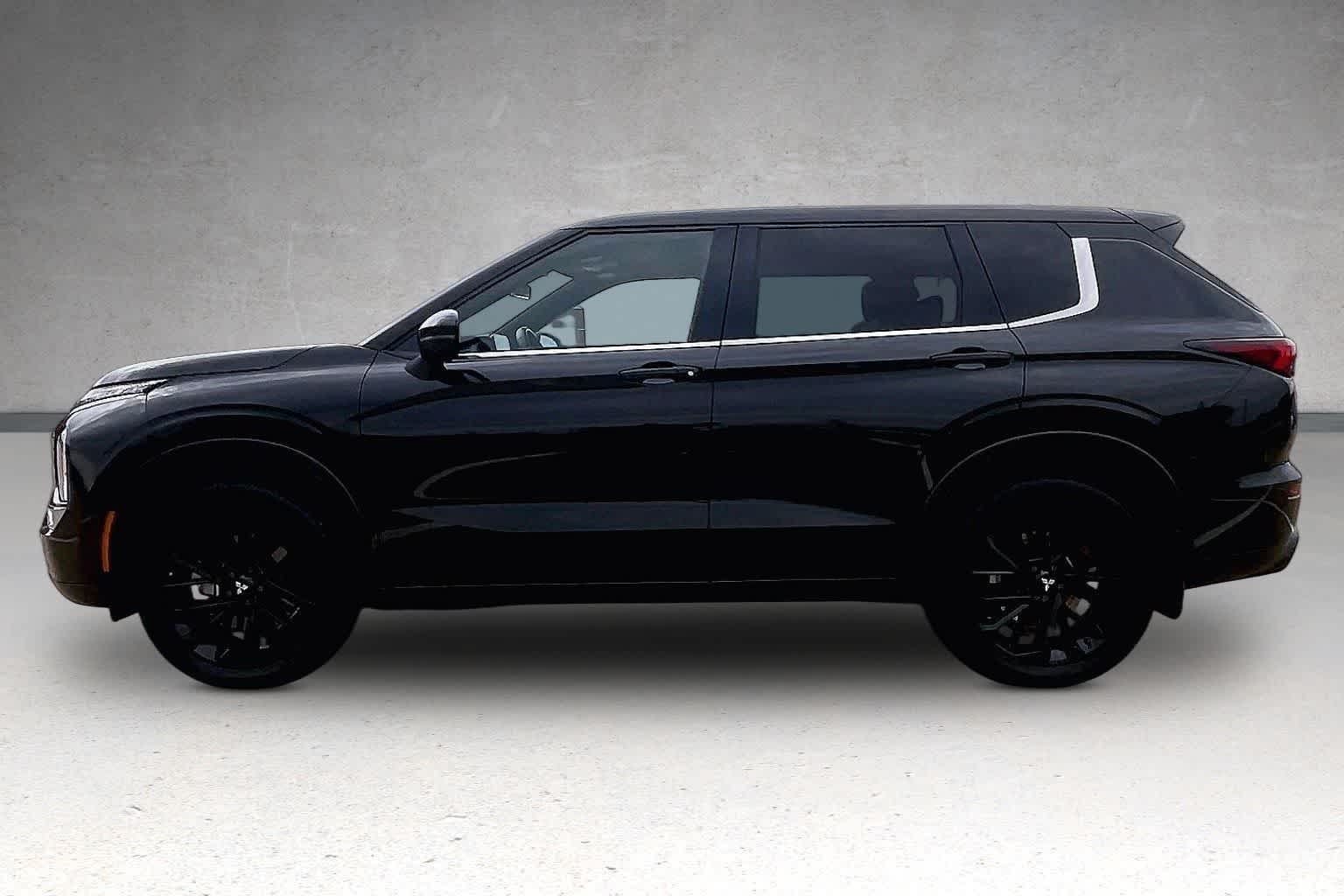 Thumbnail: 2023 Mitsubishi Outlander - 3