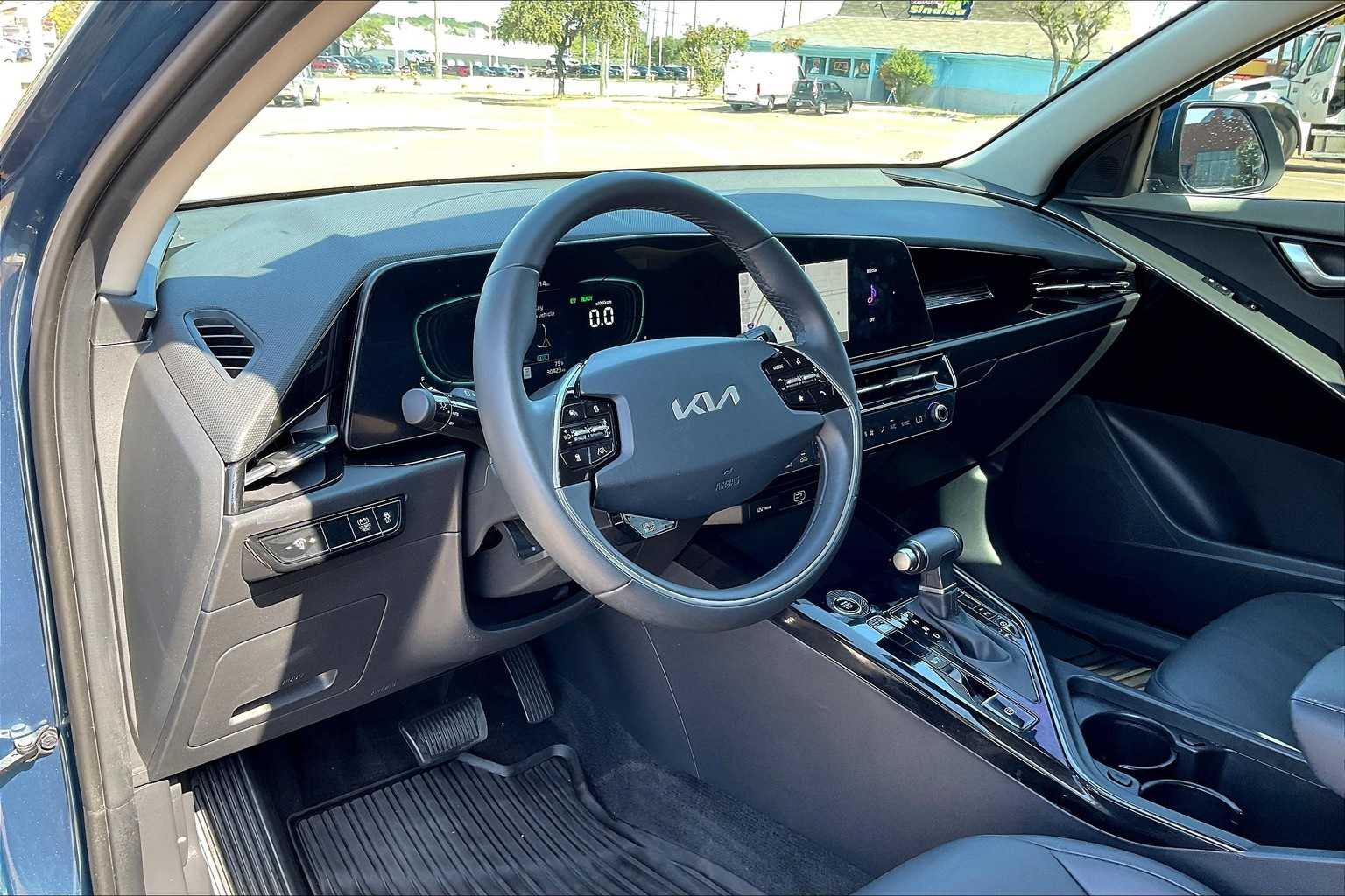 2023 Kia Niro EX photo 2