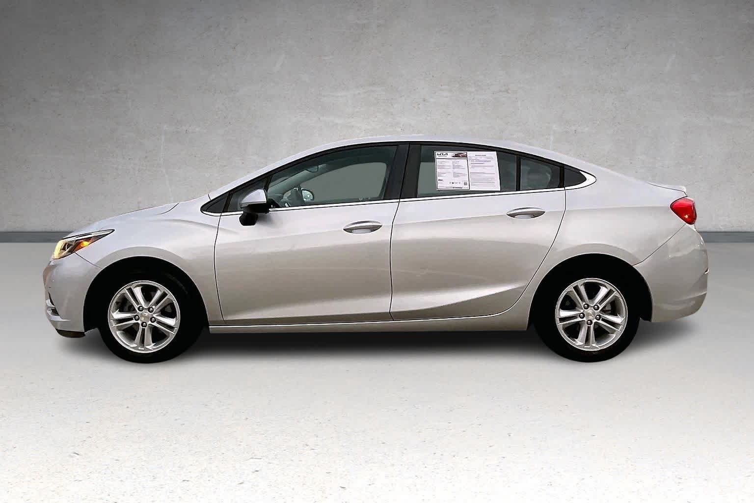 2017 Chevrolet Cruze LT photo 3