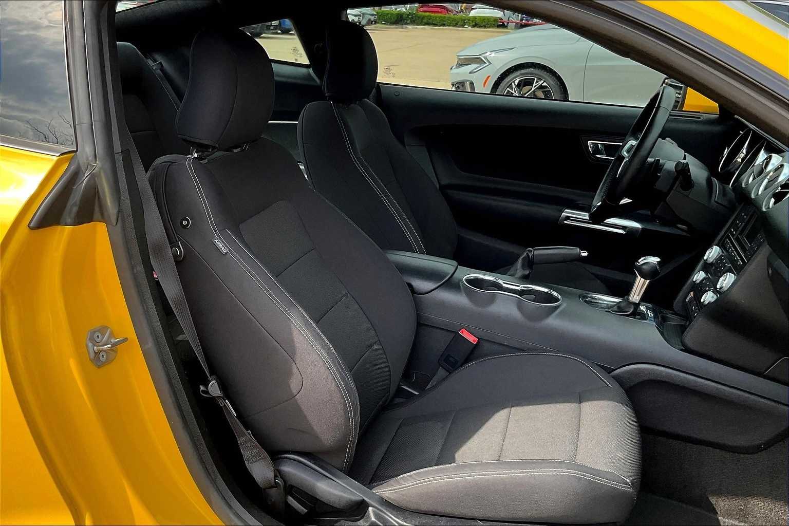 2015 Ford Mustang V6 11