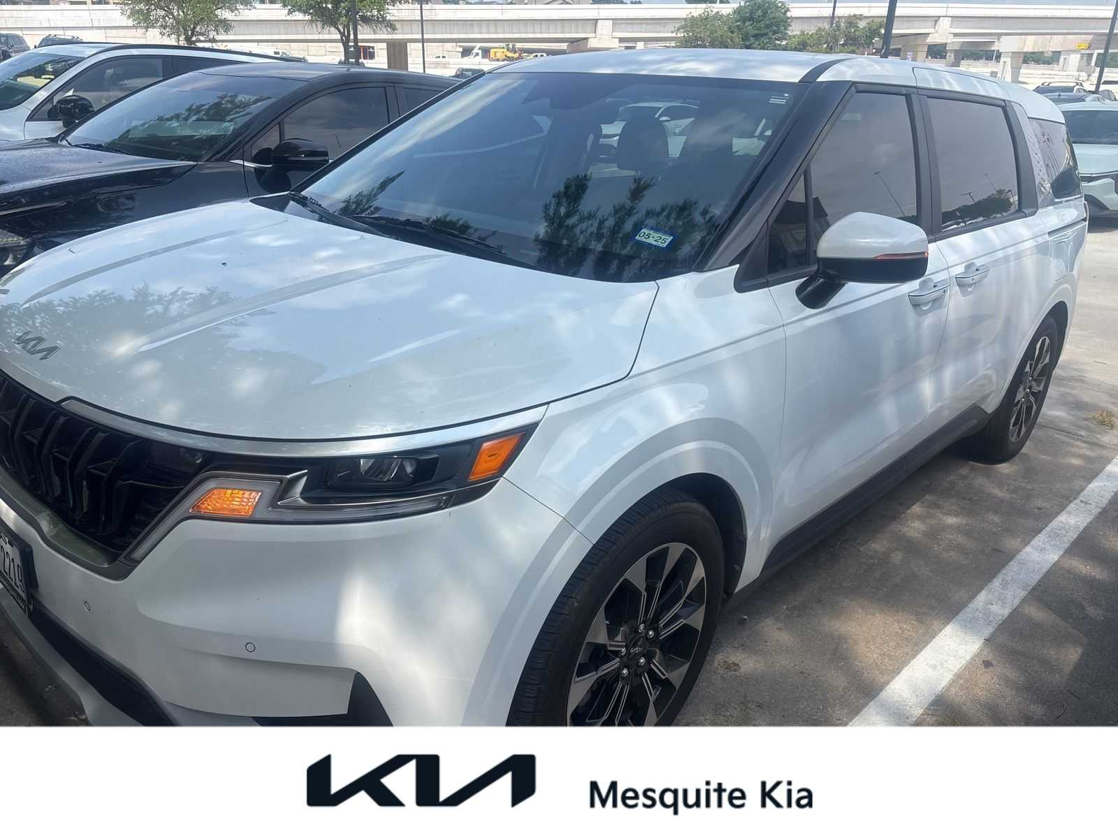 2023 Kia Sedona EX's photo